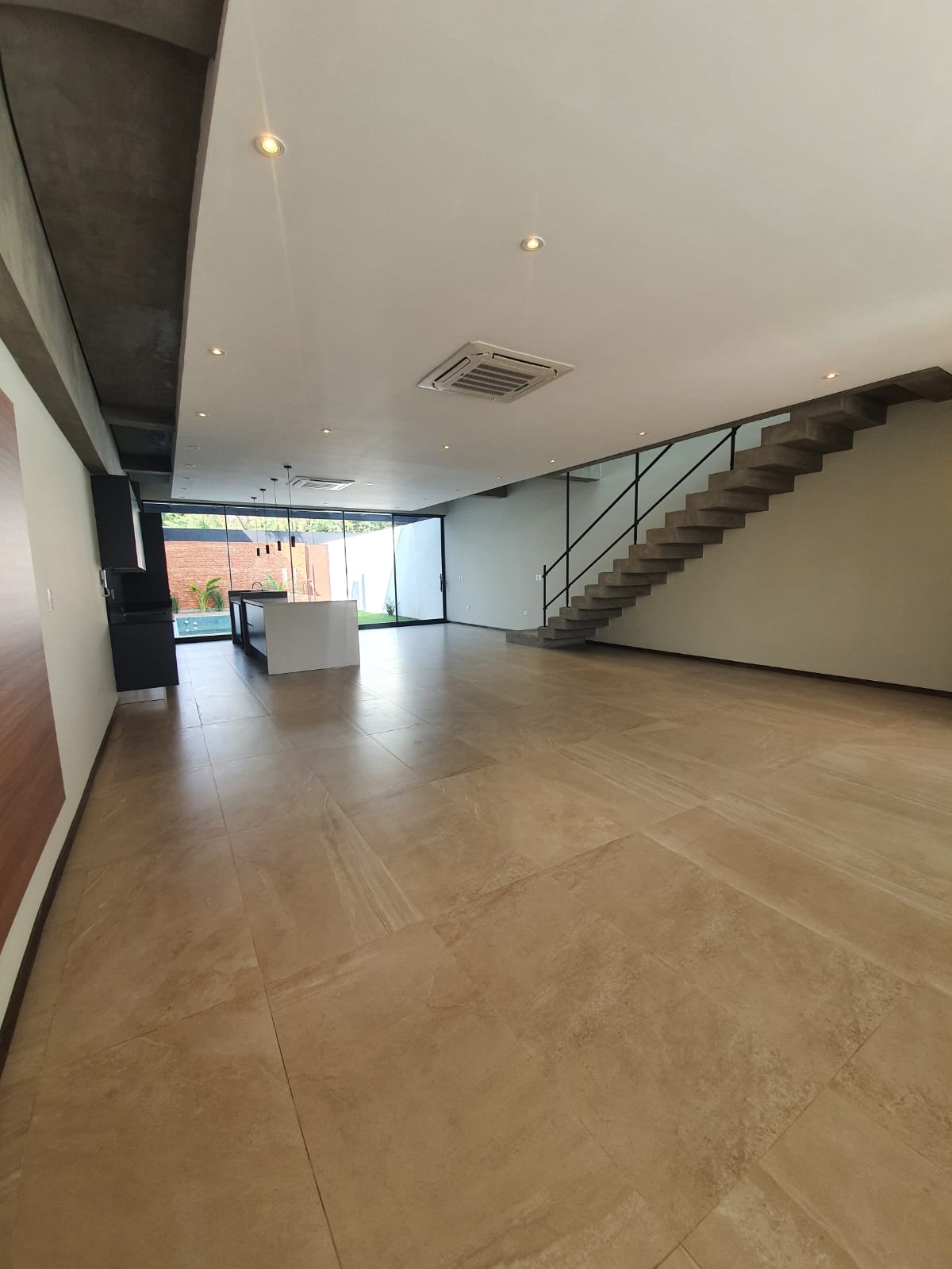 ALQUILO HERMOSA CASA PAREADA EN MBURUCUYA 300 M² — foto 2