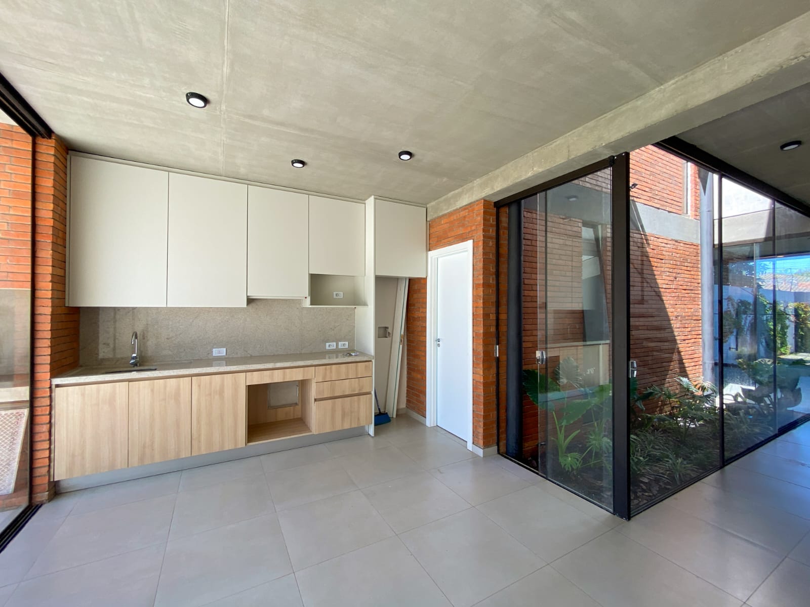 ALQUILER DE DUPLEX ZONA LUQUE (CUARTO BARRIO) — foto 2