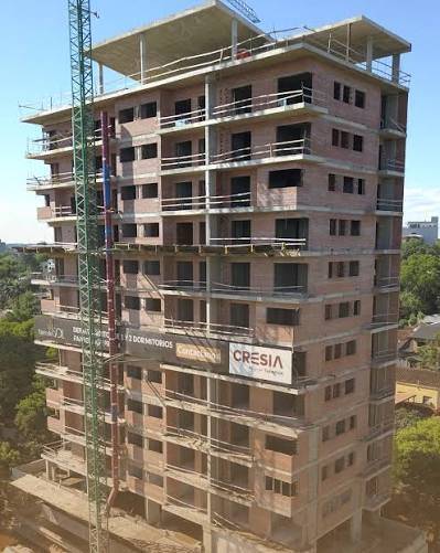 EN VENTA DEPARTAMENTO EN EDIFICIO DEL SOL EN CNSTRUCCION EN ENCARNACION — foto 2