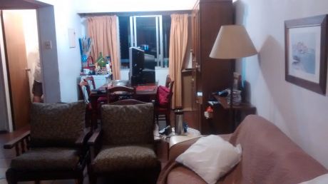 A Pasos De La Rambla, Buena LocomociÓn Y Servicios, U111222 100.000.- + Bhu