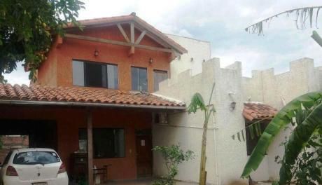 Bonita Casa De Dos Plantas En Venta!