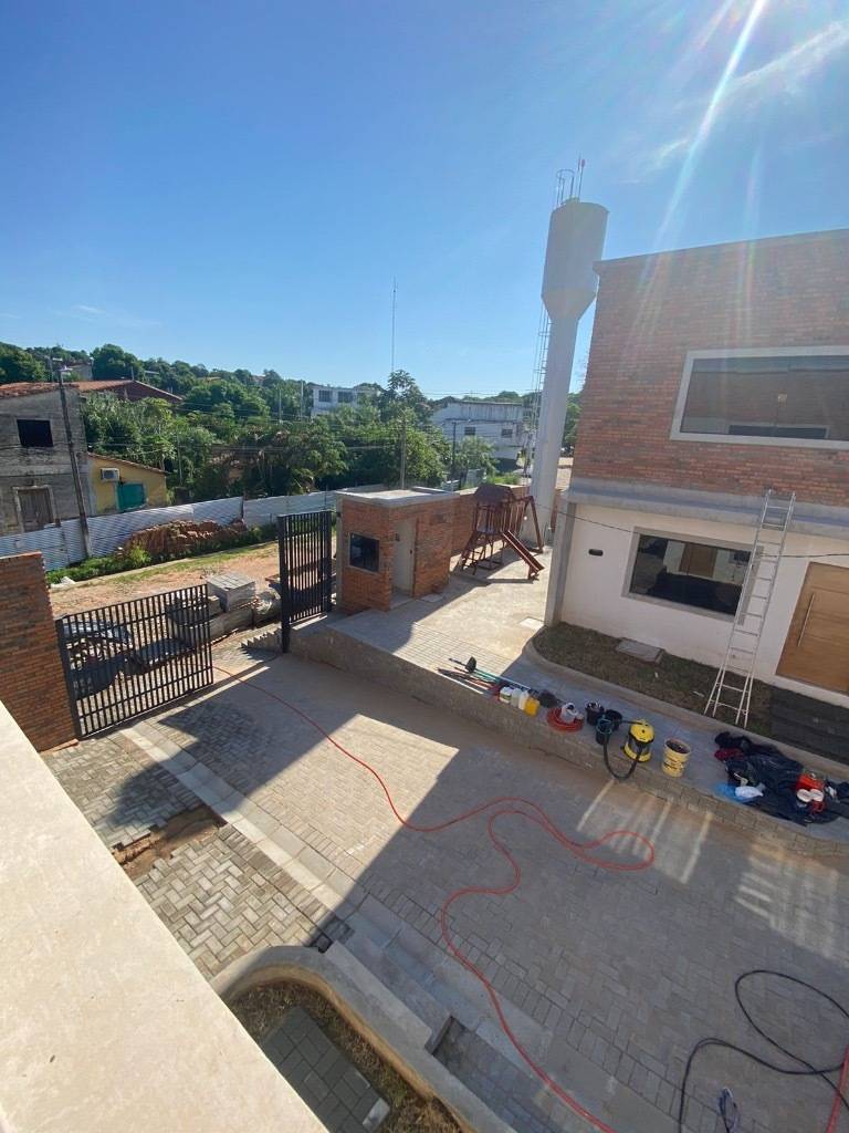 ALQUILO DÚPLEX DE 3 HABITACIONES AMOBLADO EN LAMBARÉ — foto 2