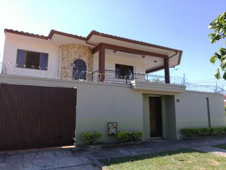 Vivienda O Negocio En Esquina, Casa De 2 Pisos Con 6 Dormitorios, 2 Garajes.....
