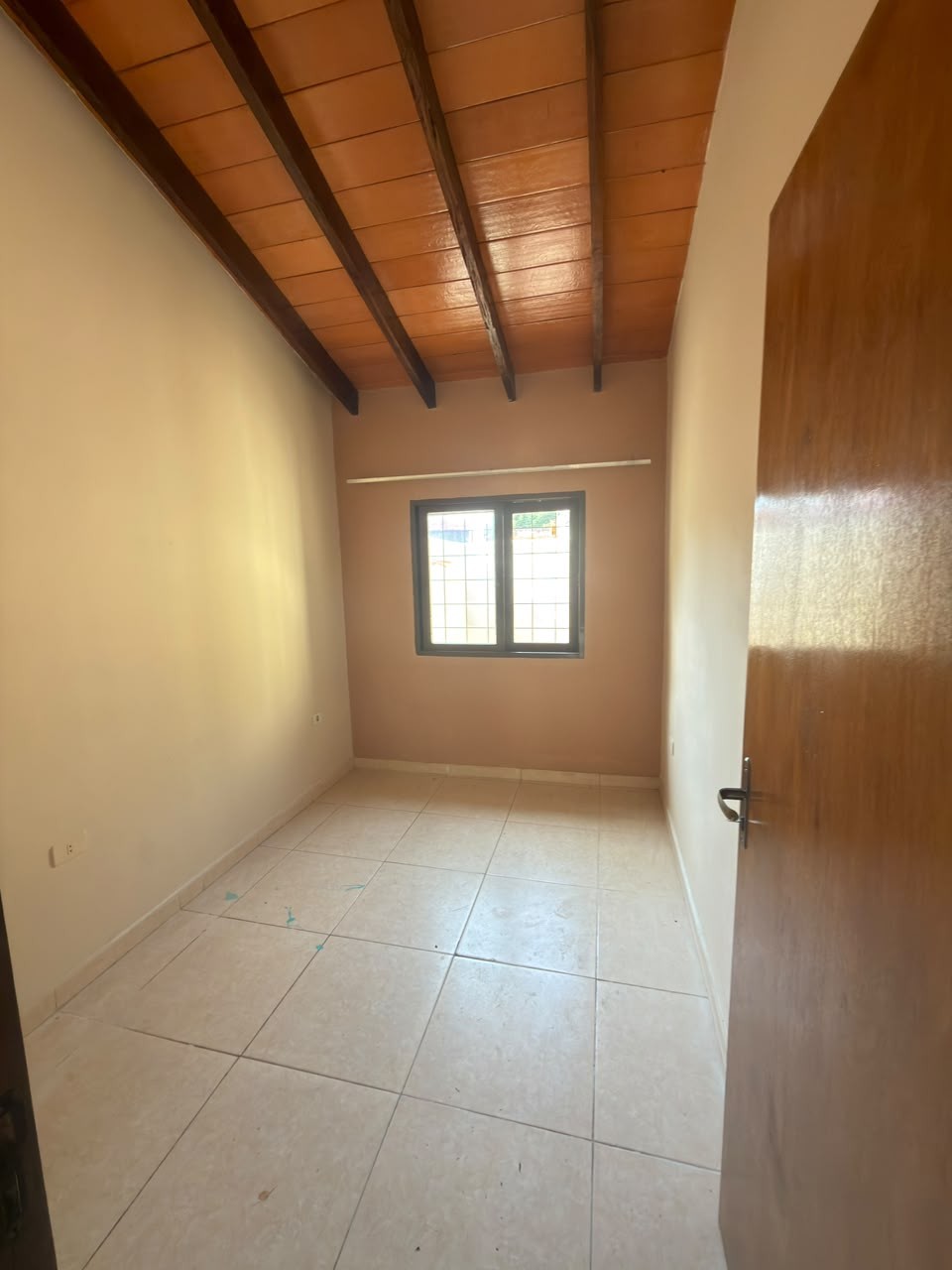 ALQUILO RESIDENCIA DE 3 HABITACIONES EN BARRIO SAJONIA-ASUNCION — foto 2