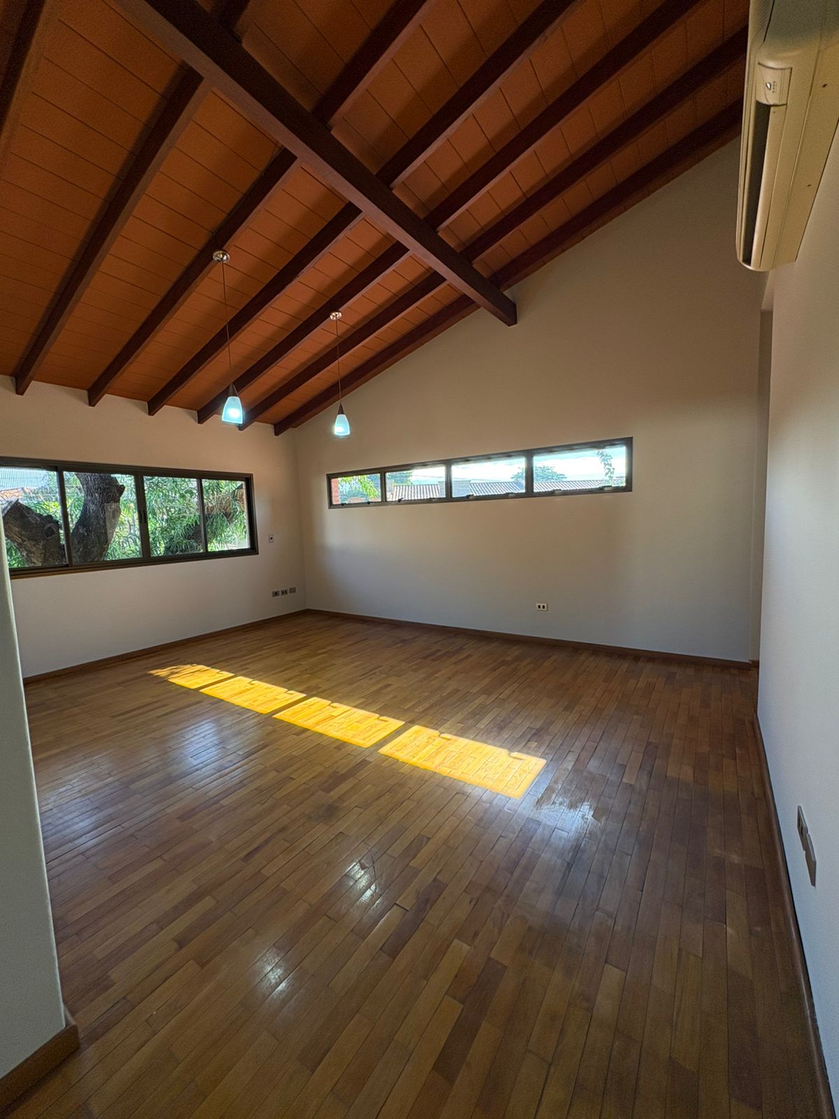 ALQUILO HERMOSA CASA CON QUINCHO Y PISCINA EN ZONA COL. DEL SOL – VILLA AURELIA — foto 2
