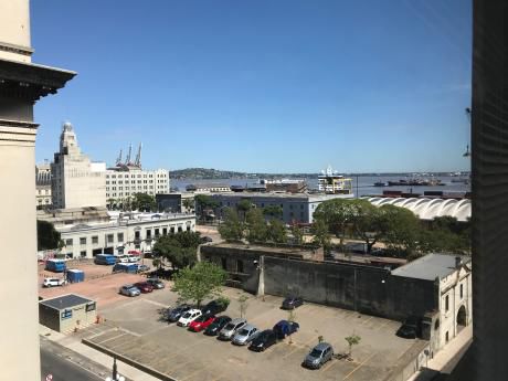 Excelente Oficina De 110m2 Con Vista Al Puerto