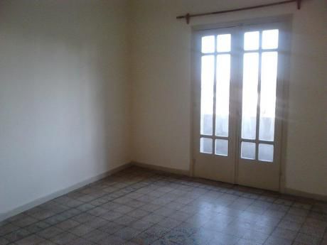 Casa Al Frente Con Balcon Excelente Ubicacion. Ideal Empresa!!