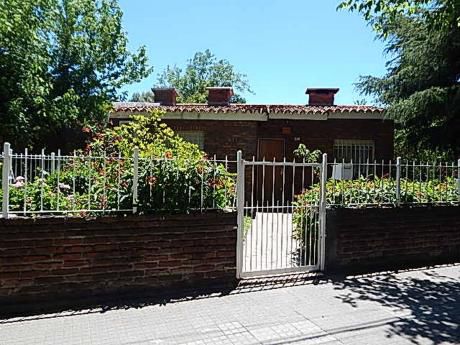 Chalet De Tejas Con Apto Y Garage Alquilado En $12.000