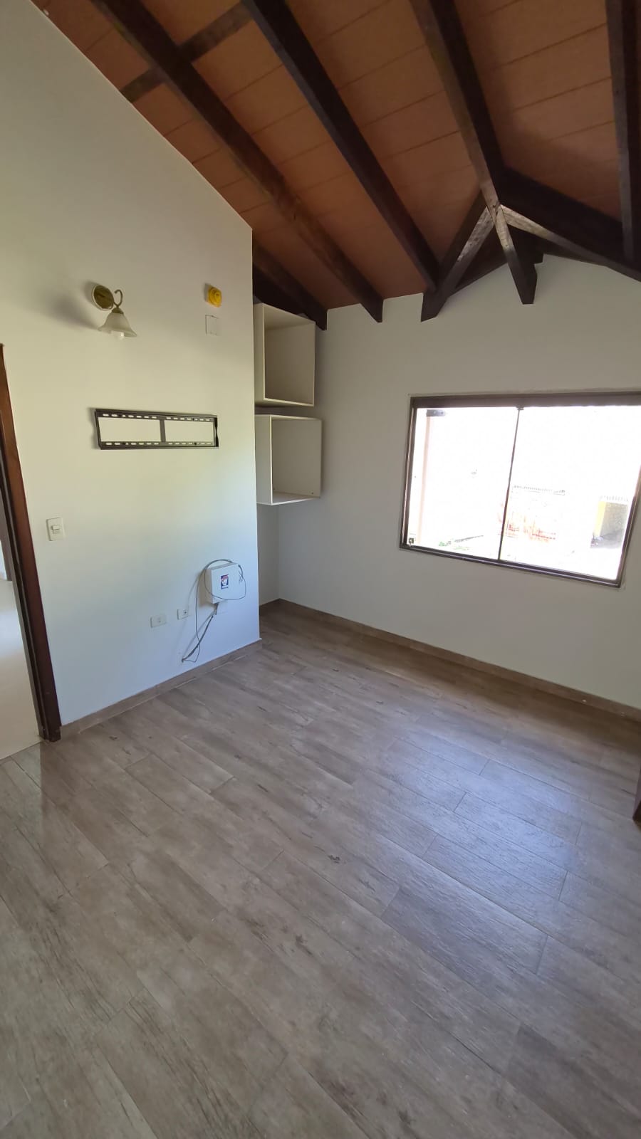 ALQUILO HERMOSA CASA DE CUATRO DORMITORIOS EN LUQUE — foto 2