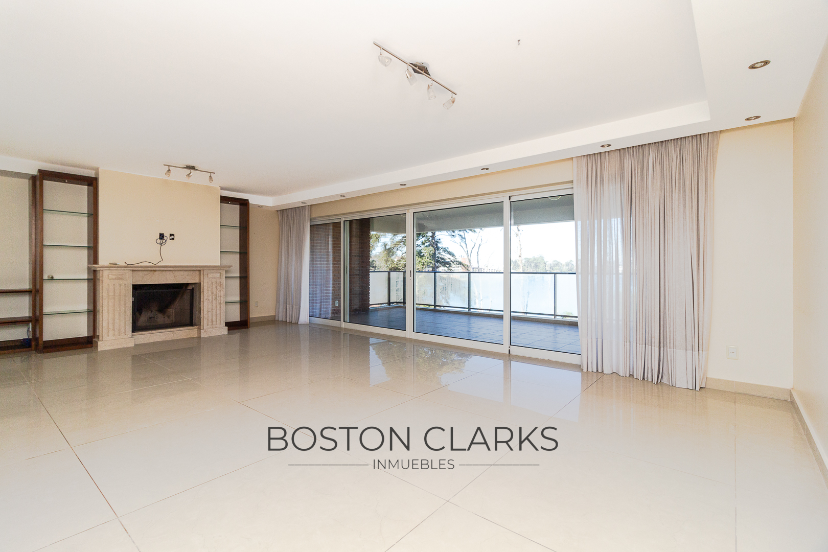 Apartamento En Alquiler De Tres Dormitorios Con Terraza Y Parrillero En Carrasco · Foto 1