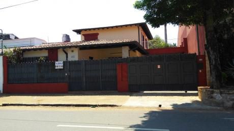 Alquilo Amplia Residencia En Barrio Herrera, Ideal Para Oficinas O Negocios