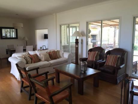 Muy Linda Casa En Altos De La Tahona. Gran Terreno