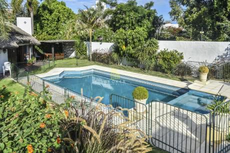 Casa De 3 Dormitorios Y Piscina Climatizada En Punta Gorda