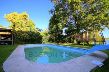 Hermosa Casa Con Entorno Verde Y Lago