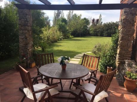 Estupenda Casa En Venta Lomas De La Tahona 2 Dormitorios Y Barbacoa/estudio.-