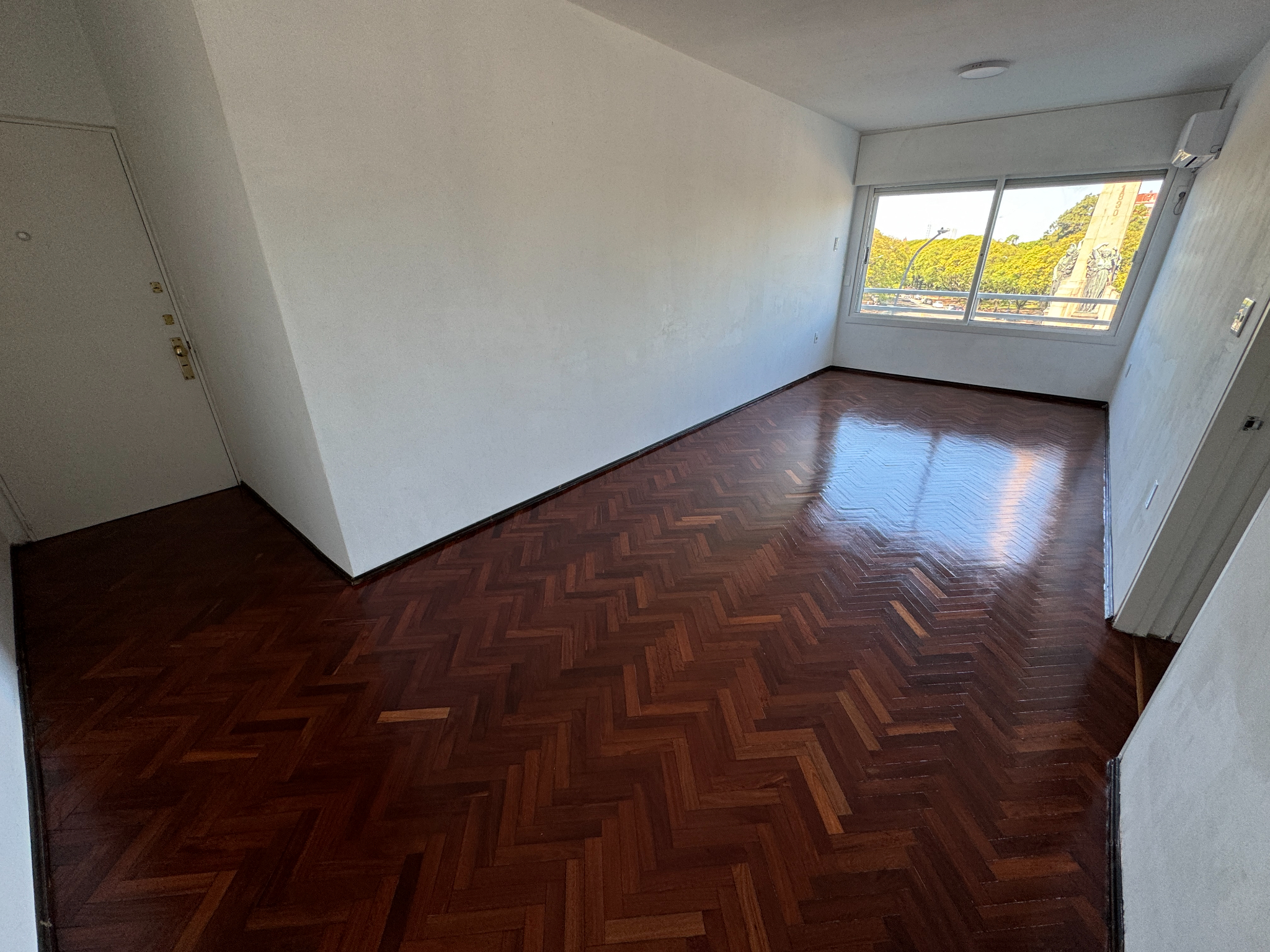 Alquiler - Apartamento De 2 Dormitorios y garage en Tres Cruces