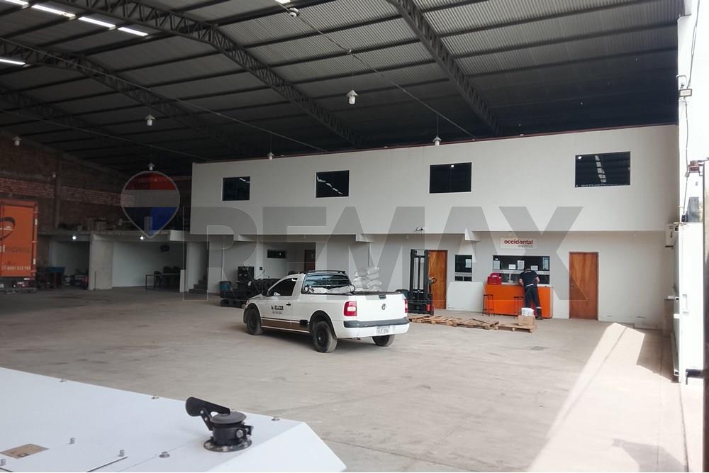 Depósito - Alquiler - Mariano Roque Alonso -  768 m2 con Oficinas — foto 2