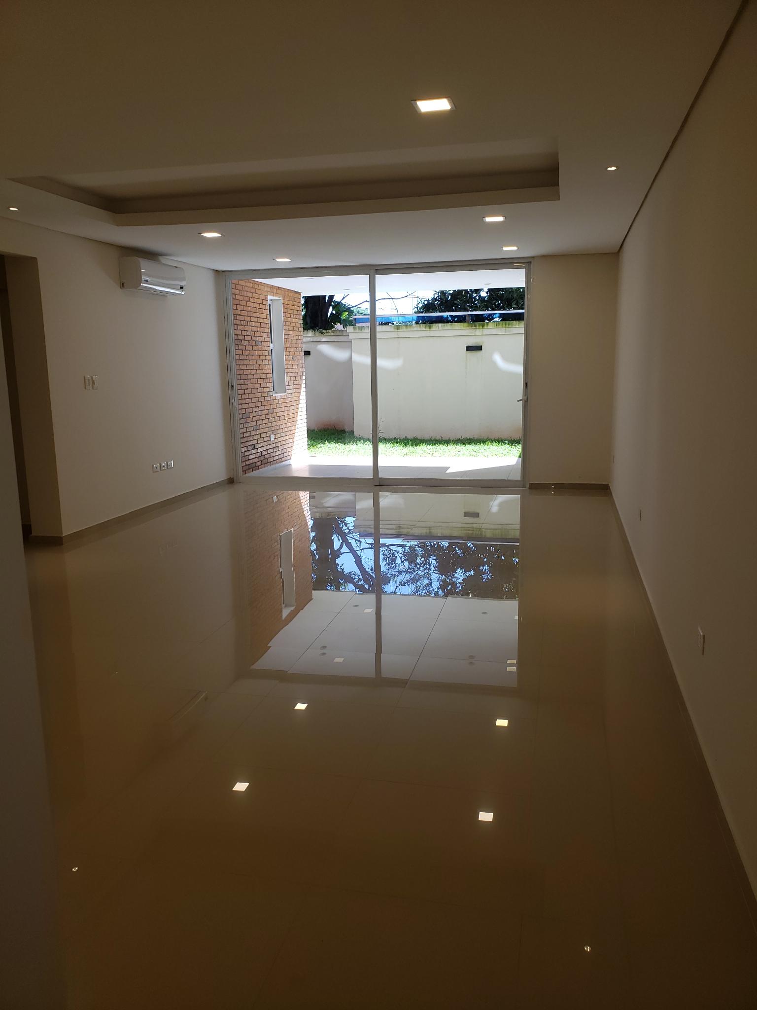 Hermoso y amplio departamento con área de servicio y patio !