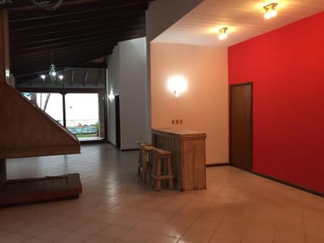 Se Alquila Casa De 5 Dormitorios, En Villa Morra