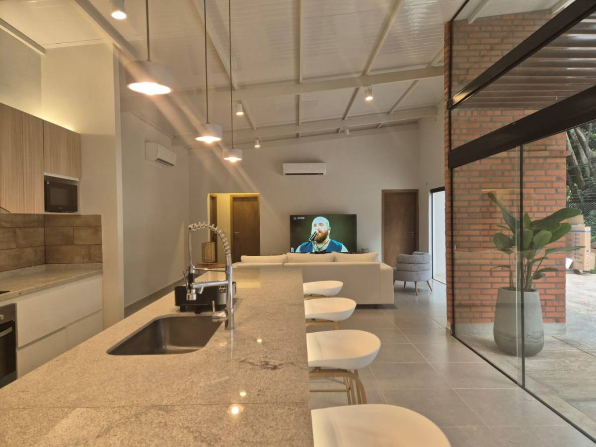 CASA MODERNA A ESTRENAR EN ALTOS — foto 2