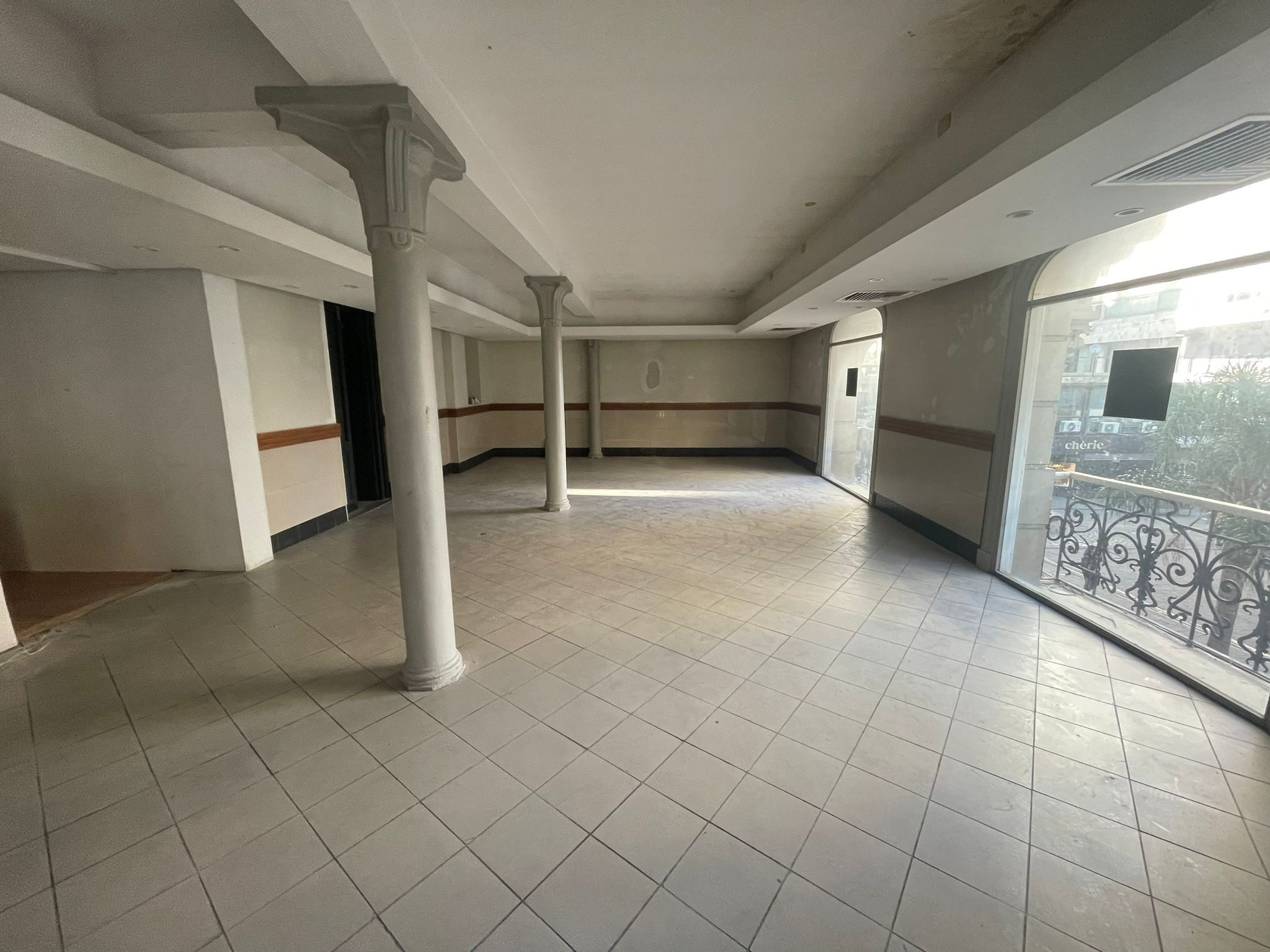OFICINA EN ALQUILER SOBRE PEATONAL SARANDÍ · Photo 5