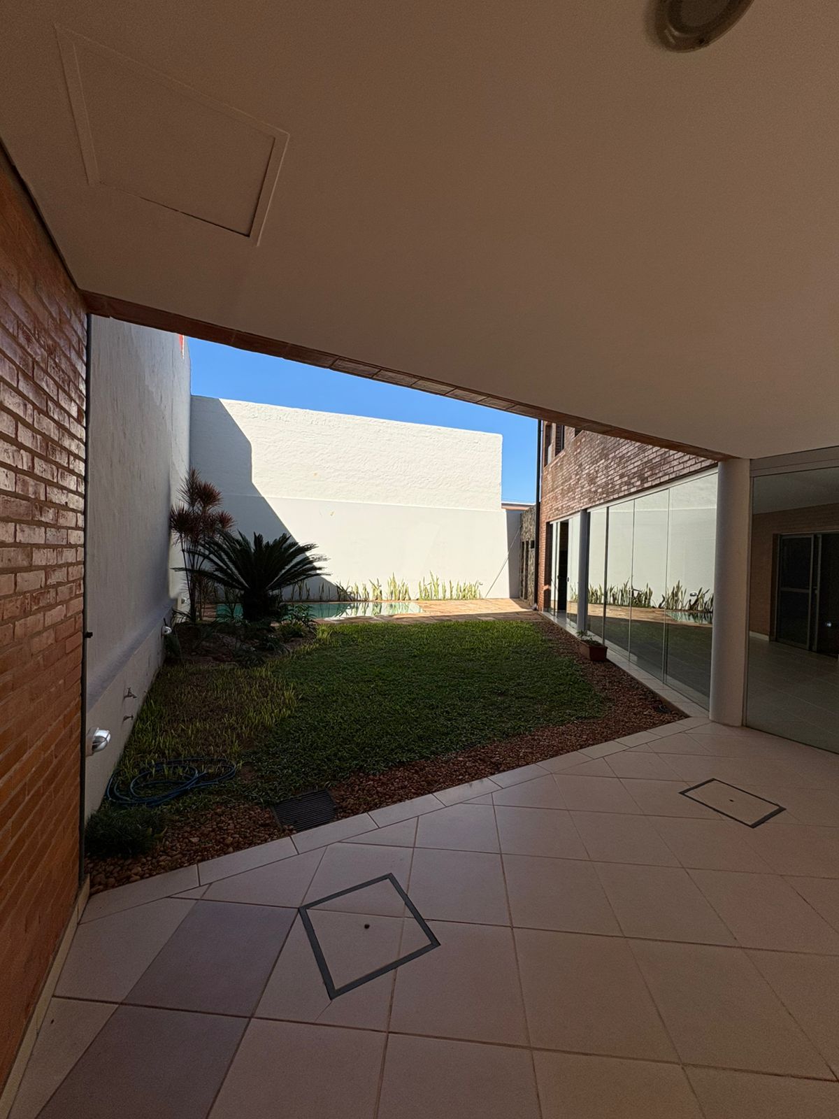 ALQUILO HERMOSA CASA CON QUINCHO Y PISCINA EN ZONA COL. DEL SOL – VILLA AURELIA — foto 3