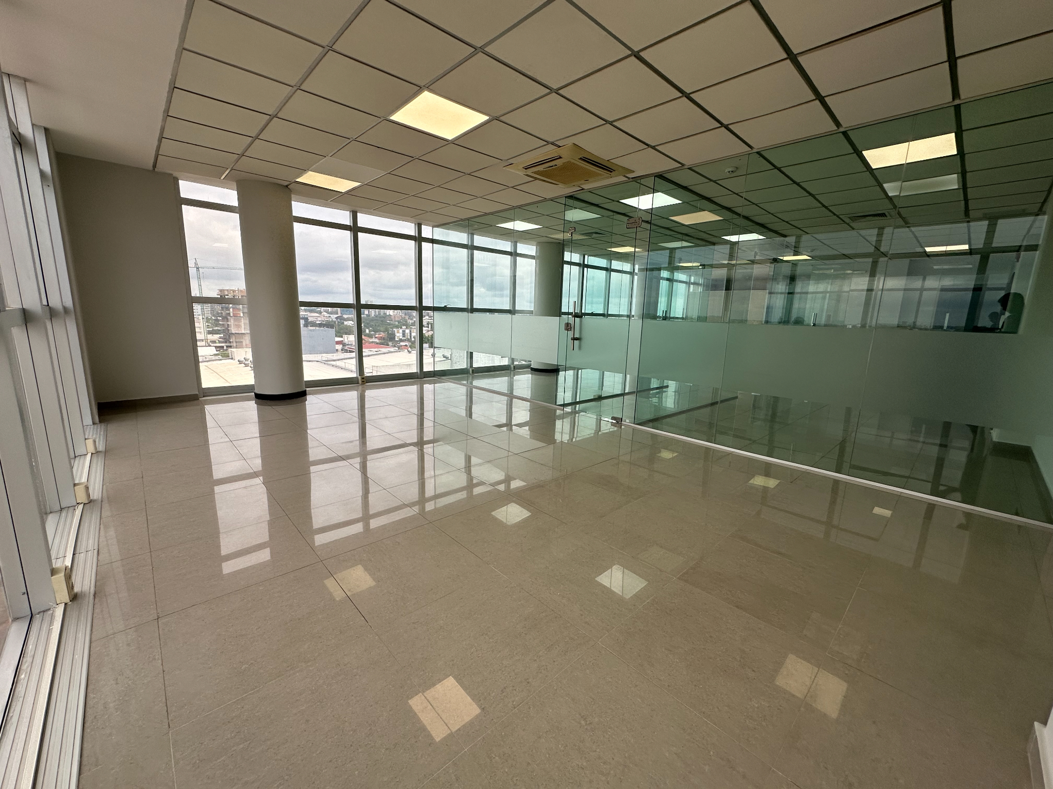 Alquiler De Oficina Disponible En El Edificio Sky Center - Zona Shopping Del Sol — foto 2