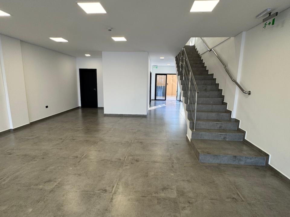 ALQUILO LUJOSO SALON COMERCIAL — foto 3