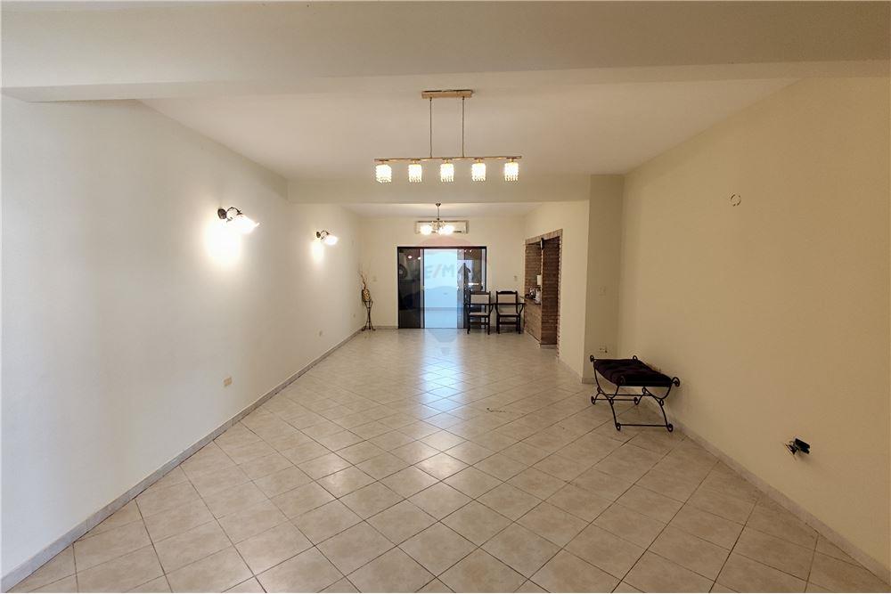 RESIDENCIA FAMILIAR EN LUQUE — foto 2