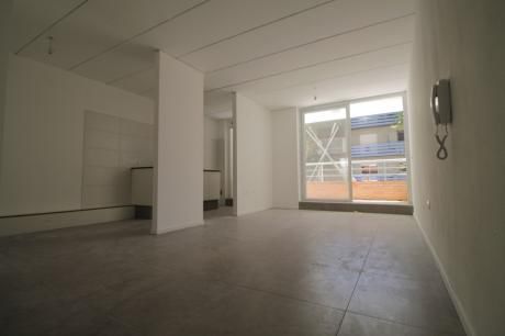 Al Frente Con Terraza, Parillero Común Y Opción De Garage.