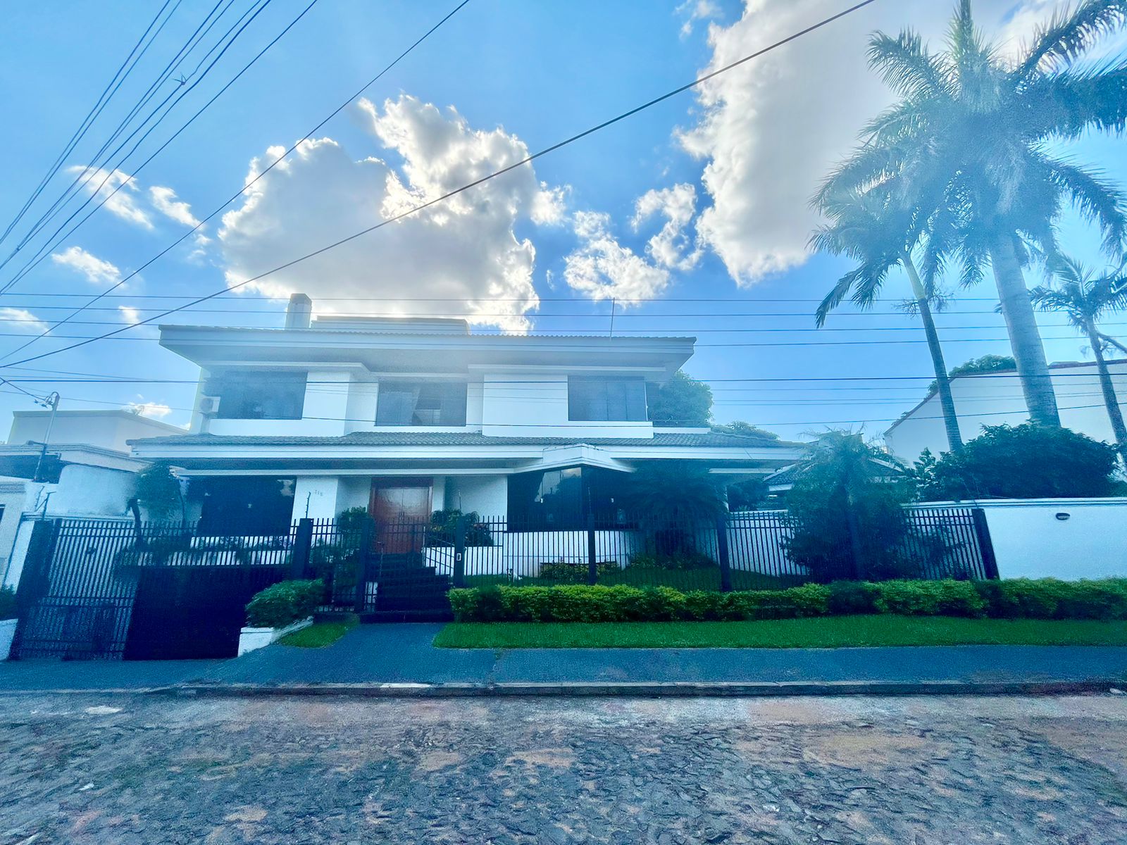 ALQUILO IMPONENTE RESIDENCIA PARA OFICINA O VIVIENDA – BARRIO VILLA AURELIA — foto 2