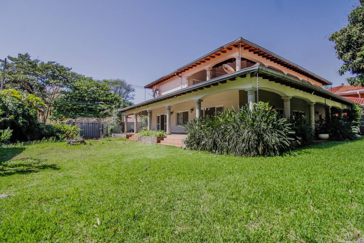 EN VENTA RESIDENCIA EN BARRIO MARISCAL ESTIGARRIBIA, ASUNCION. — foto 2