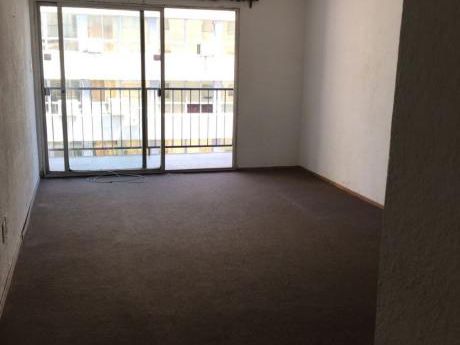 Al Frente Con Balcón. Piso Alto. Portería 24 Horas.