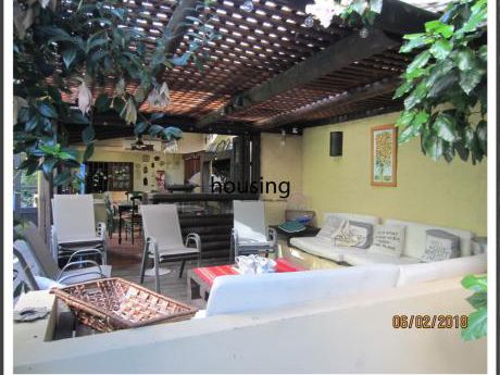 Casa Excelente Con Gran Fondo, Garaje Y Piscina.