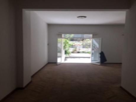 Apartamento Clásico De Ambientes Amplios Con Patio, Calefacción, Servicio.
