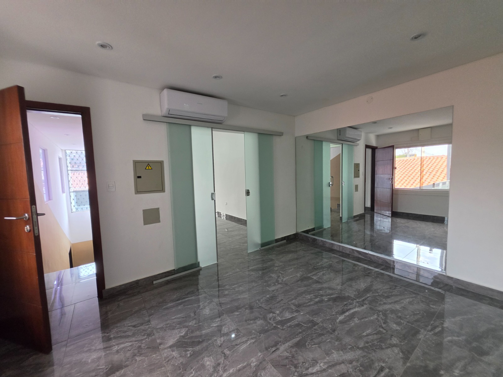 Alquilo Oficina Comercial de 160 m² en Sajonia — foto 3