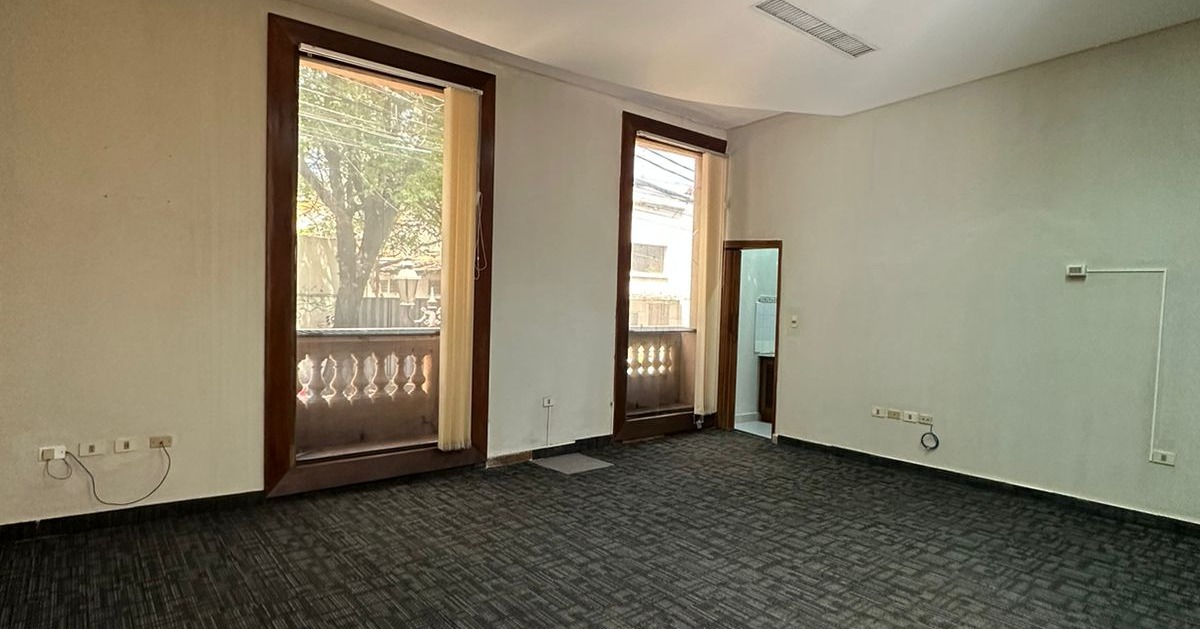 Alquilo: Oficina Estilo Colonial Con Estacionamiento Para 12 Vehículos — foto 2