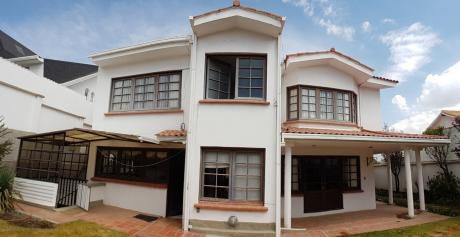 Comoda Casa En Alquiler Calle 27. Los Pinos.