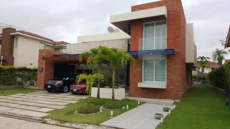 Casa En Venta En Colinas Del Urubo