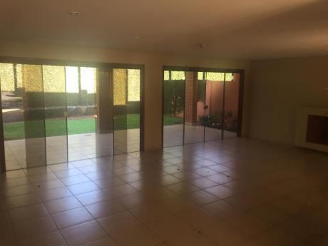 Alquilo Casa En Condominio . Barrio Mariscal Estigarribia.
