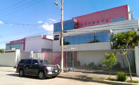 Edificio De Oficinas Y Galpón