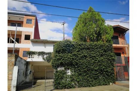 Casa Con Excelente Ubicación En Barrio Jara