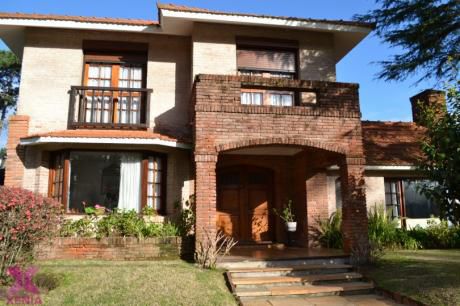 Hermosa Casa En Barrio Cantegril.