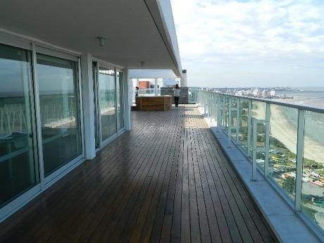 Apartamento Sobre Rambla En Malvin, Impecable, Garaje Doble