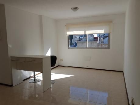 Hermosa Zona , A Pasos De La Embajada Española Y Servicios