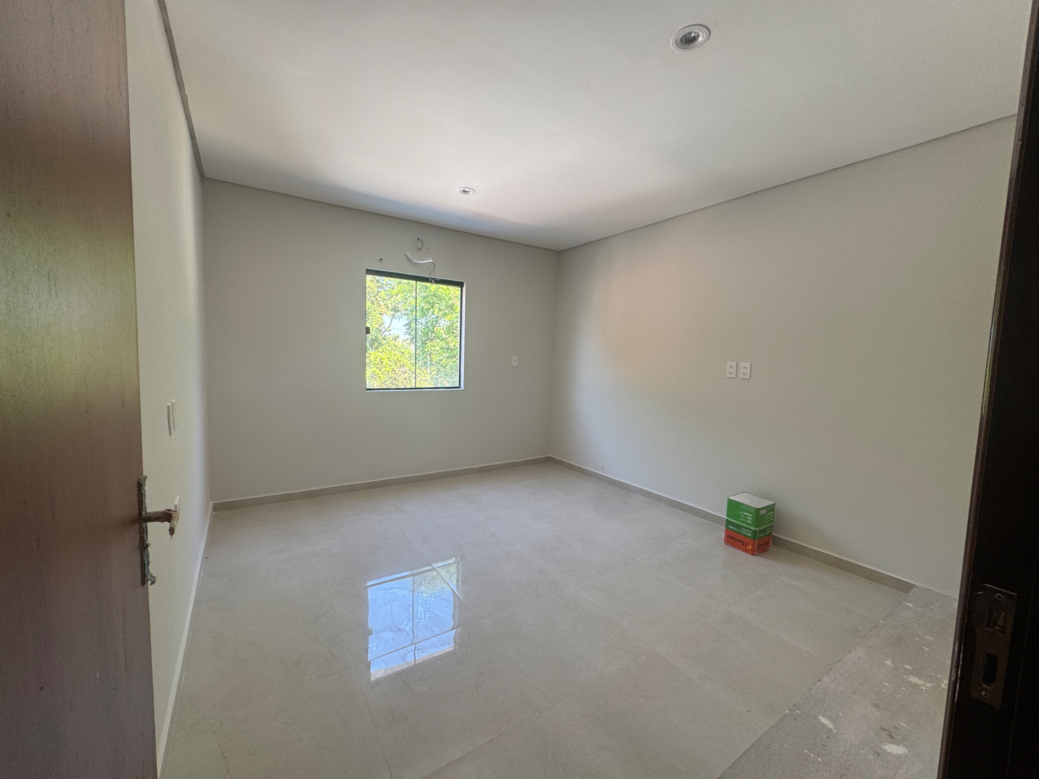 VENDO SÚPER AMPLIO DUPLEX A ESTRENAR EN CUARTO BARRIO LUQUE — foto 3