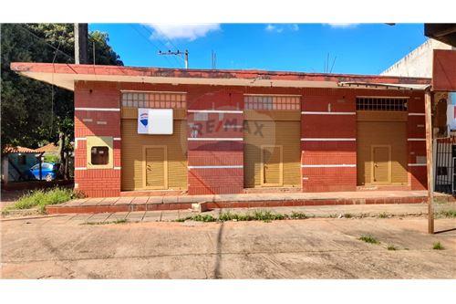 AMPLIA PROPIEDAD CON 3 SALONES COMERCIALES SOBRE RUTA 1 — foto 2