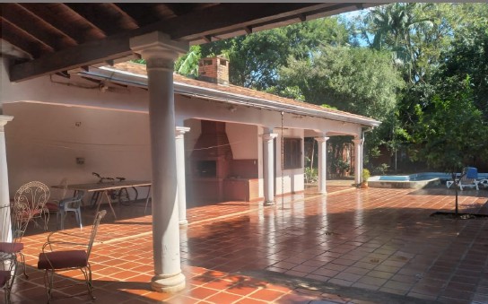 VENDO AMPLIA CASA EN ENCARNACIÓN — foto 2