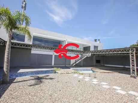 Gran Local Comercial Sobre Avda. Giannattasio. Ref. 5815