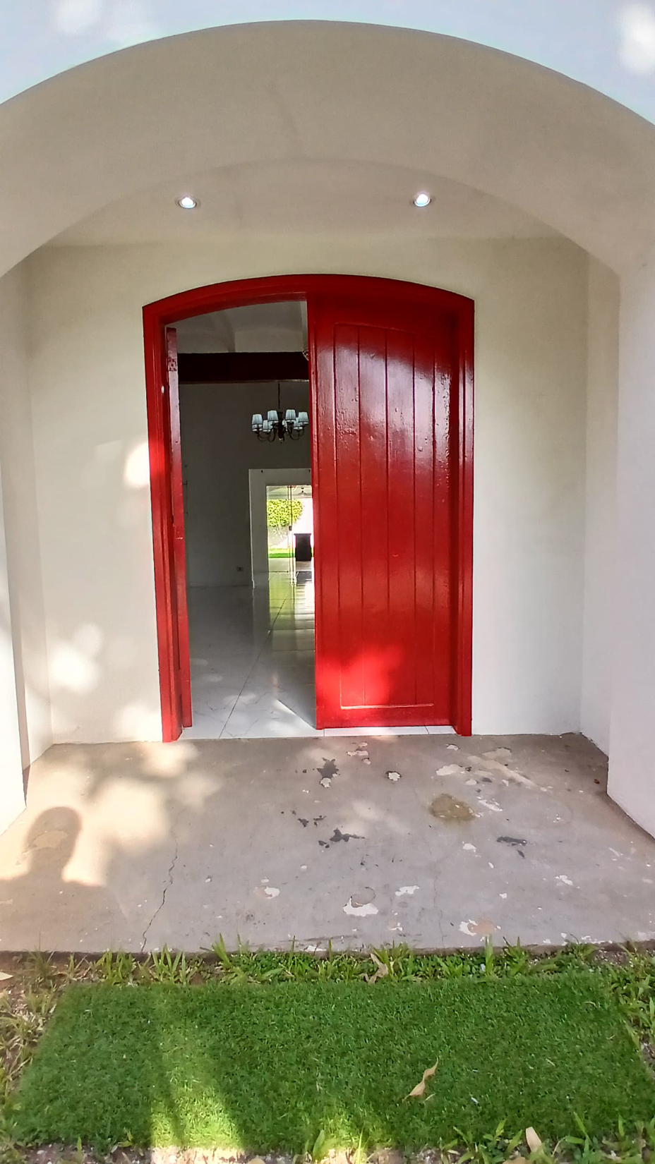 ALQUILO HERMOSA CASA DE UNA PLANTA EN LOS LAURELES — foto 2